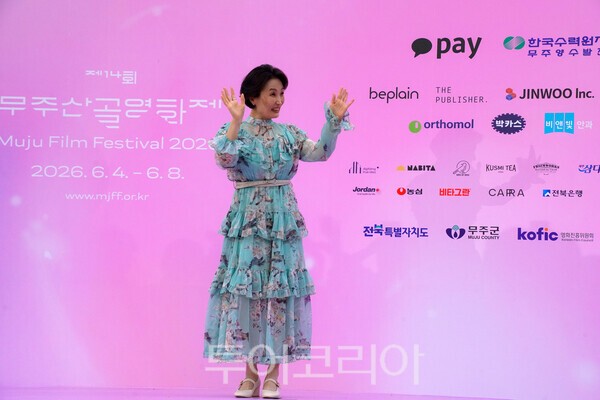 사진 / 방송인 박경림이 4일 전북 무주등나무운동장에서 열린 제14회 무주산골영화제 개막식 그린카펫 행사에서 관객들에게 인사하는 모습_투어코리아 유지훈 기자.