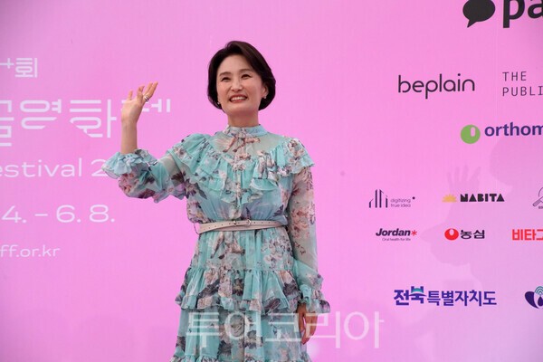 사진 / 방송인 박경림이 4일 전북 무주등나무운동장에서 열린 제14회 무주산골영화제 개막식 그린카펫 행사에서 관객들에게 인사하는 모습_투어코리아 유지훈 기자.