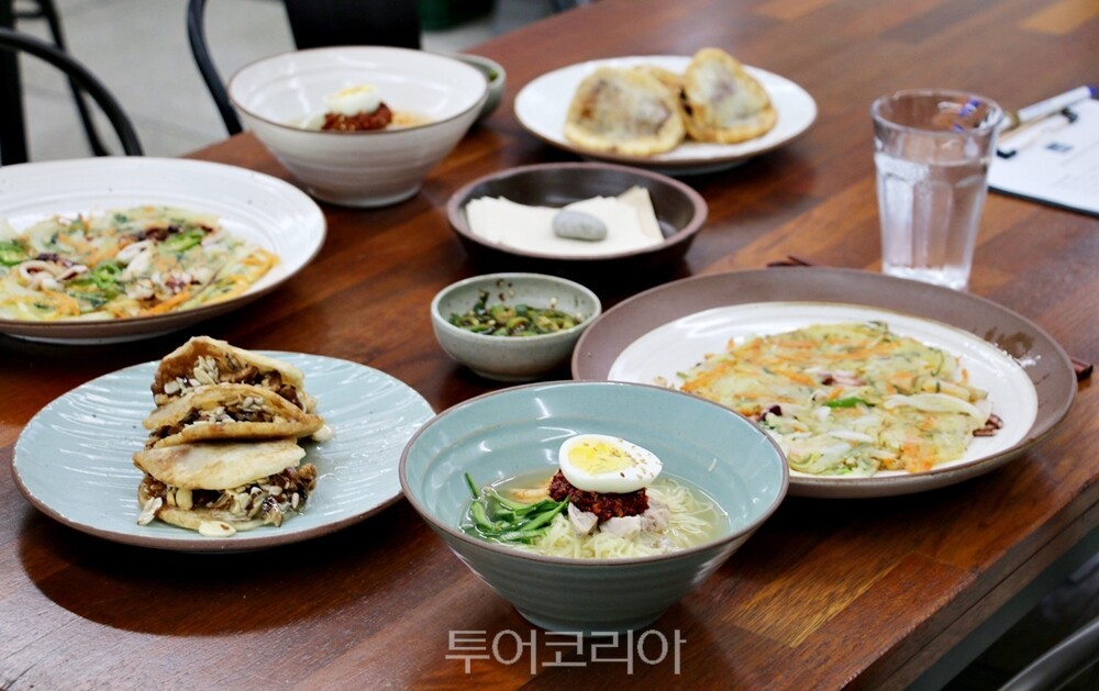 부산 별미 3종 밀면·씨앗호떡·파전 /사진-에어비앤비