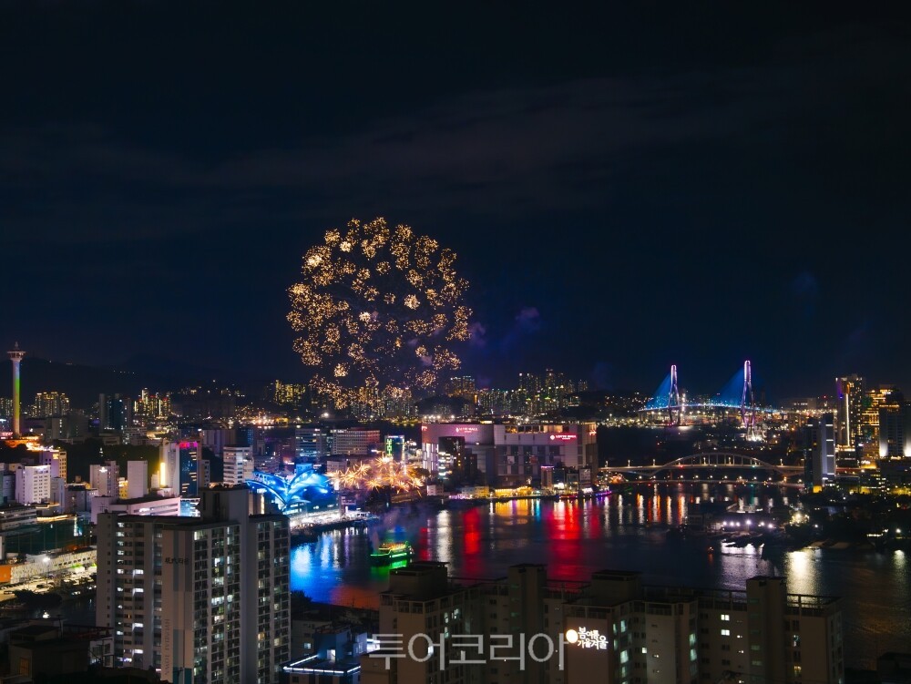 천마산에서 바라본 부산항 야경. 부산타워와 부산항대교, 도심 불빛이 한눈에 들어와 야경 투어 코스로 인기가 높다.  / 사진=에어비앤비