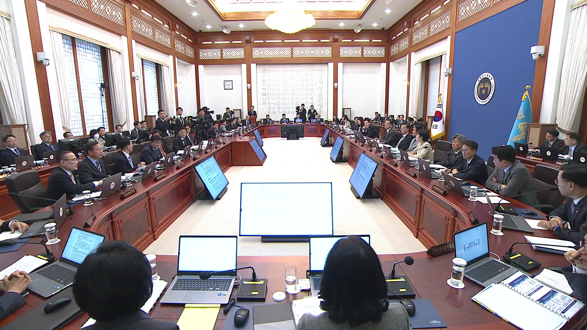 국제법적 논란이 지속되는 가운데 이스라엘의 가자지구 해상 통제 문제에 대한 정부 차원의 대응 방안이 논의되고 있습니다.