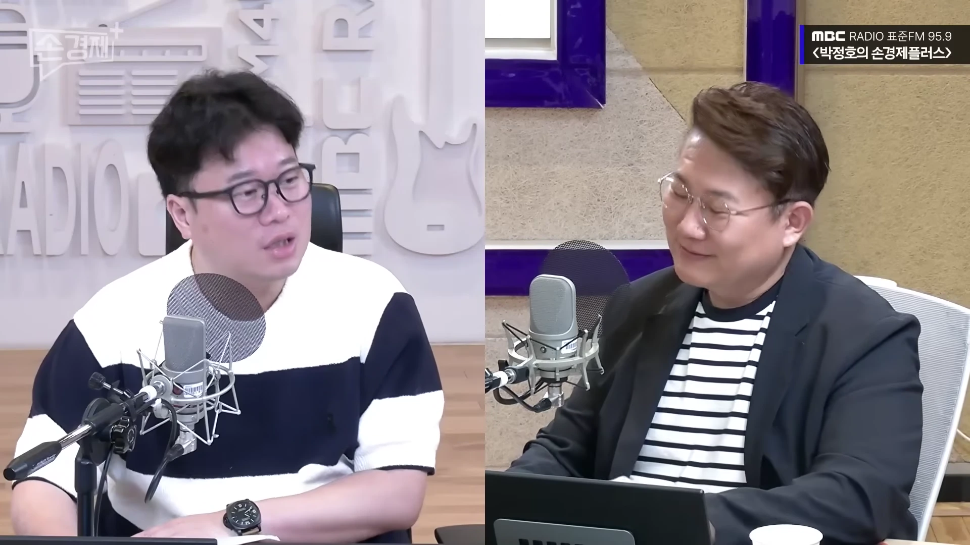 라디오 스튜디오에서 마이크 앞에 앉아 대화를 나누는 두 남성
