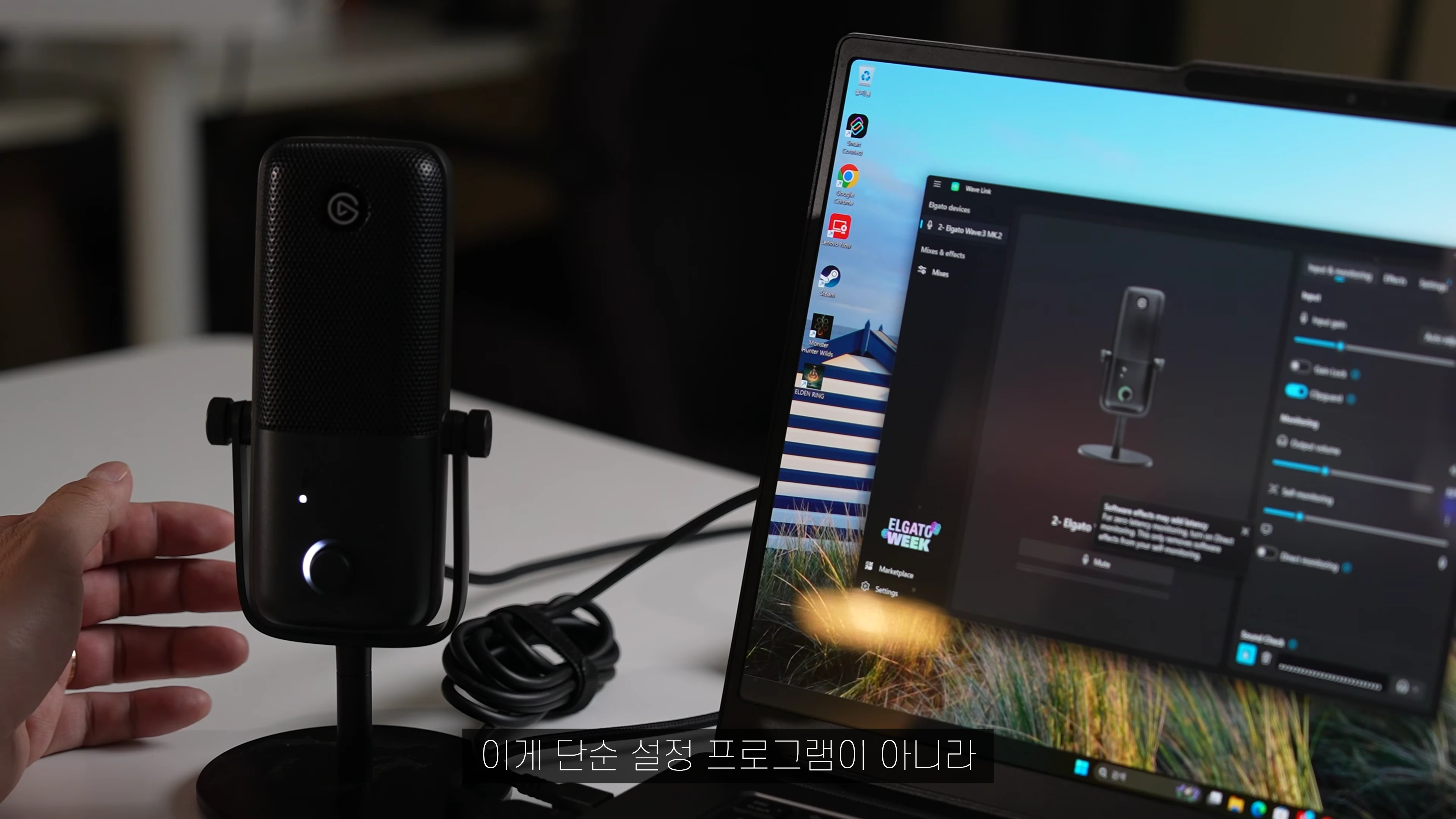 책상 위에 놓인 검은색 USB 마이크와 그 옆 노트북 화면에 실행 중인 전용 소프트웨어 인터페이스