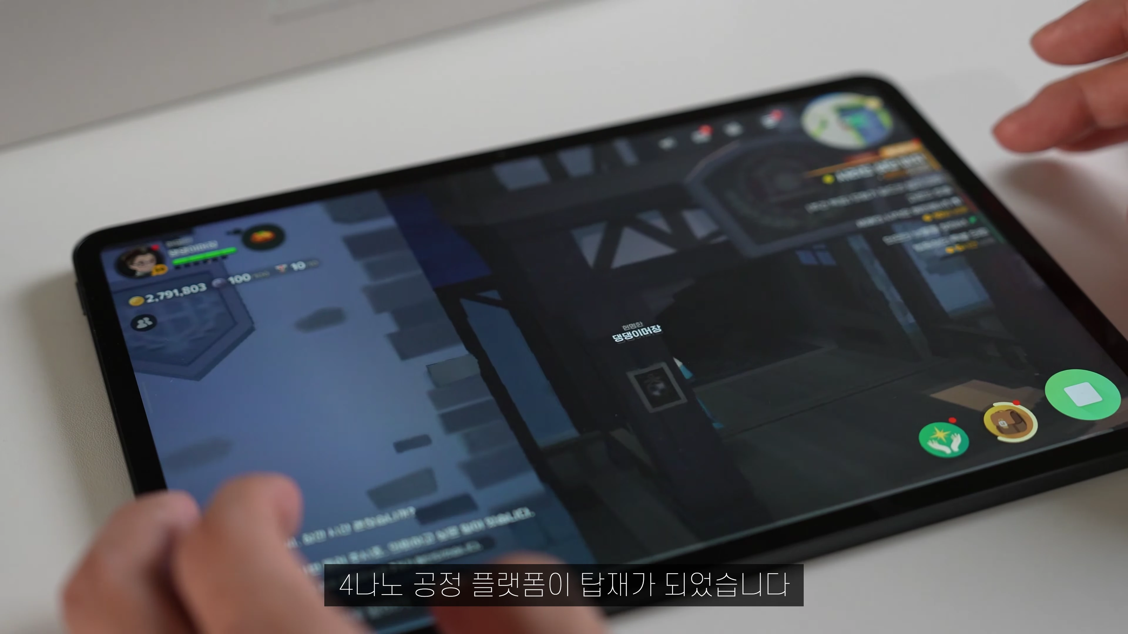 태블릿 화면에서 모바일 게임을 실행 중인 모습