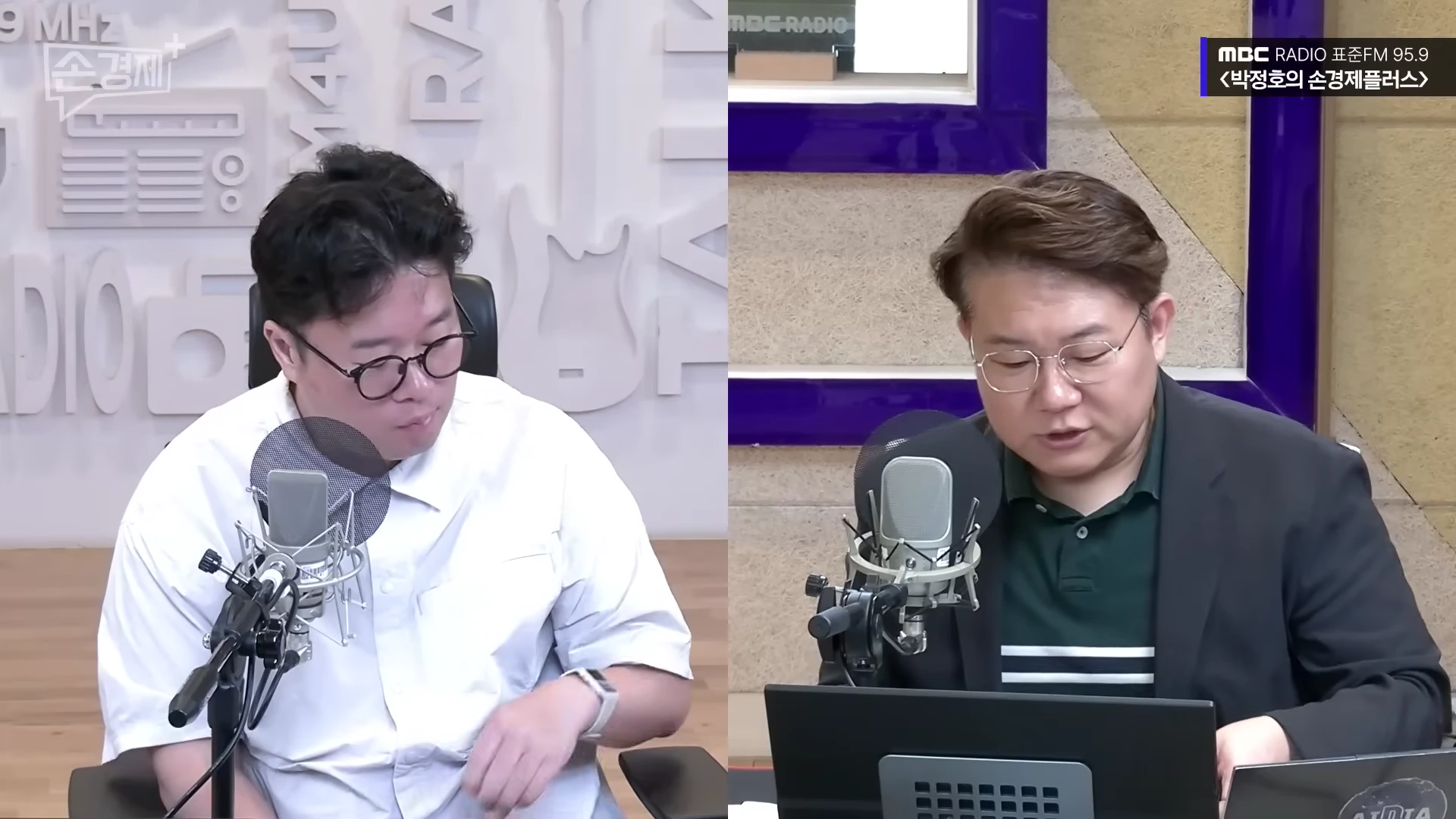 라디오 스튜디오에서 마이크 앞에 앉아 대화하는 두 남성