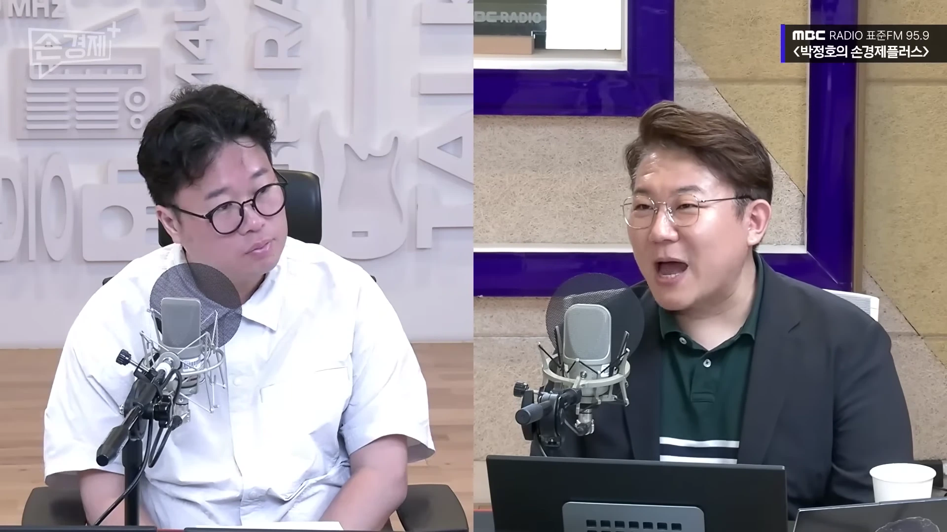 라디오 스튜디오에서 마이크 앞에 앉아 대화를 나누는 두 남성 출연자