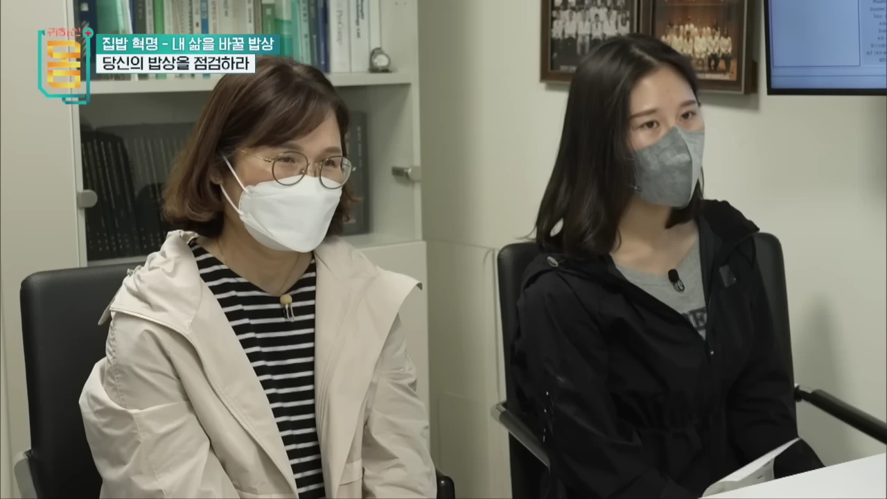 마스크를 쓴 두 여성이 진료실 의자에 앉아 상담을 받고 있는 모습