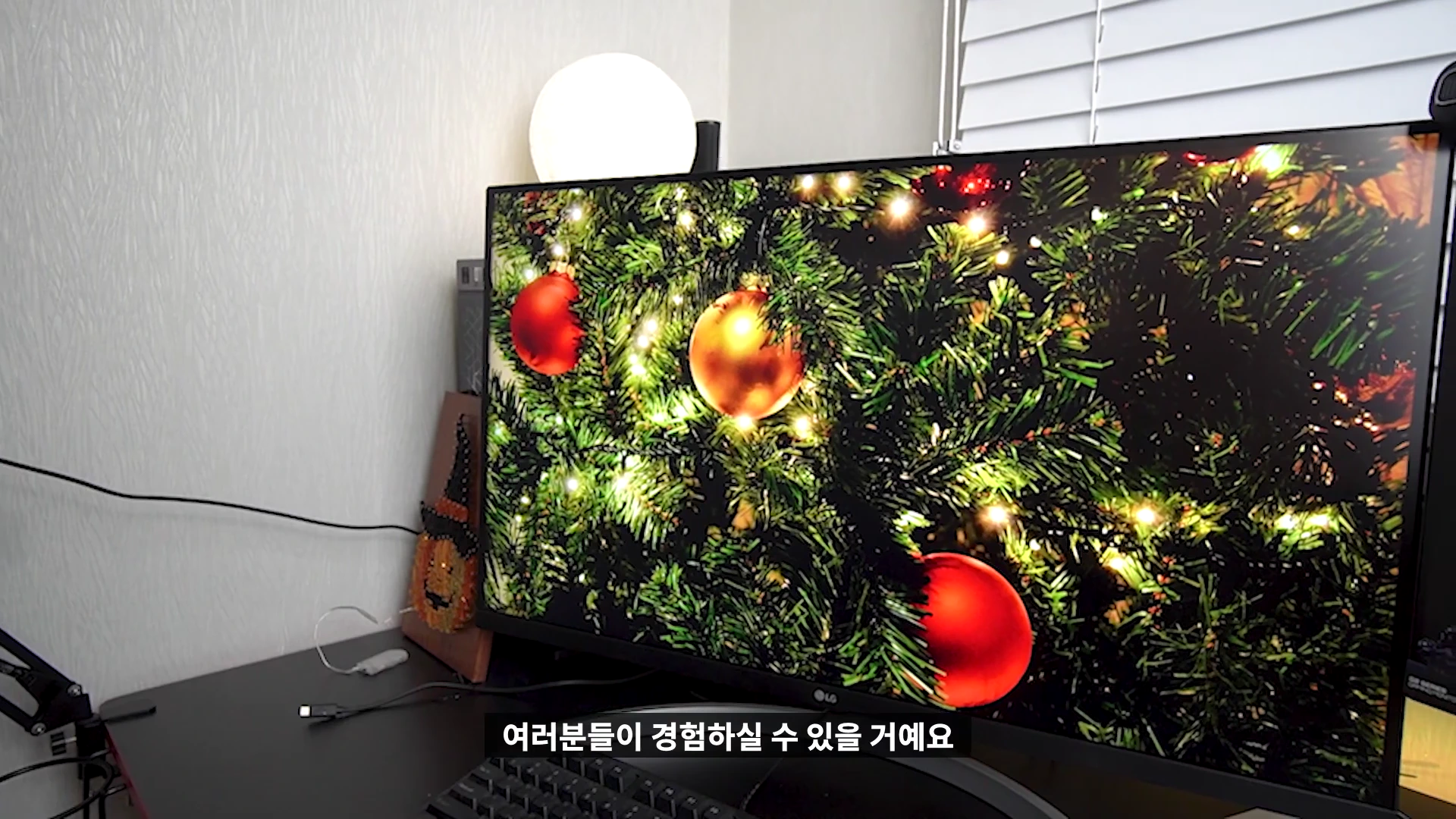 책상 위에 놓인 모니터 화면에 크리스마스트리 장식이 선명하게 출력되고 있는 모습