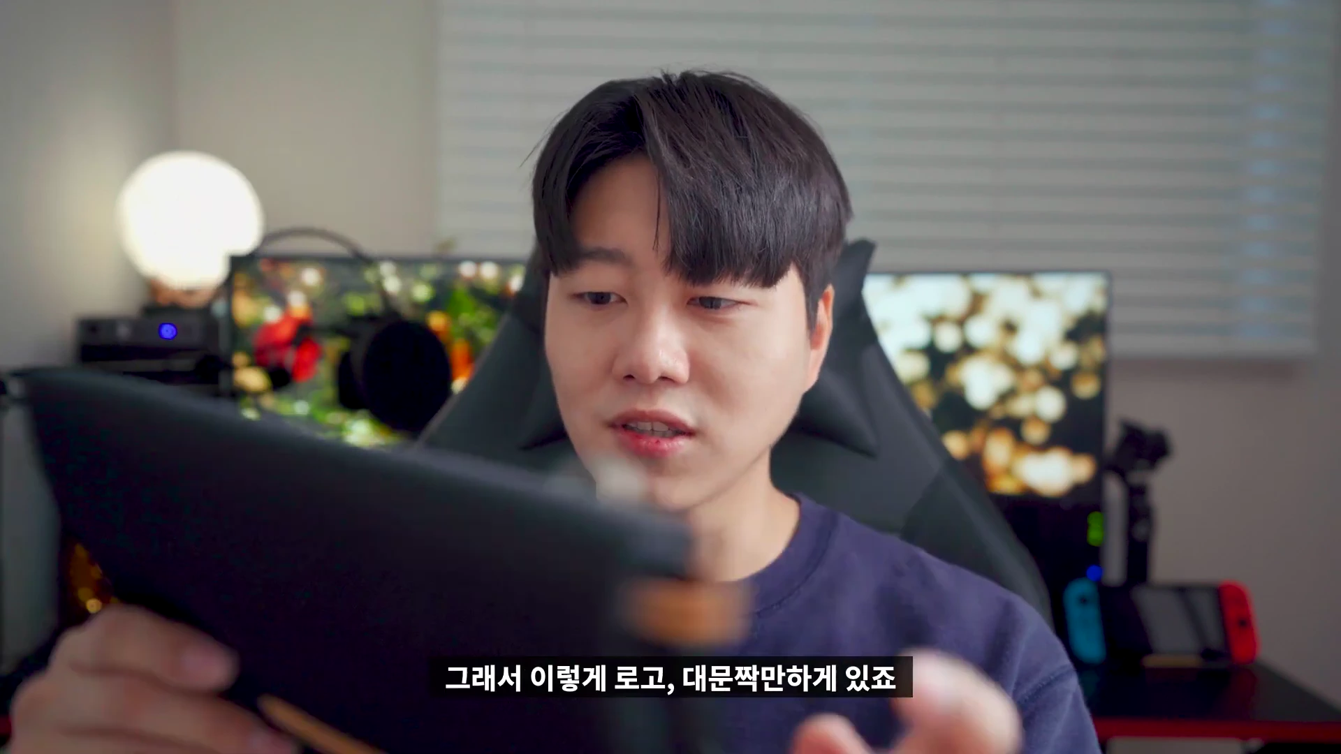 실내에서 검은색 폴더블 크로스백을 들고 제품을 살펴보는 남성