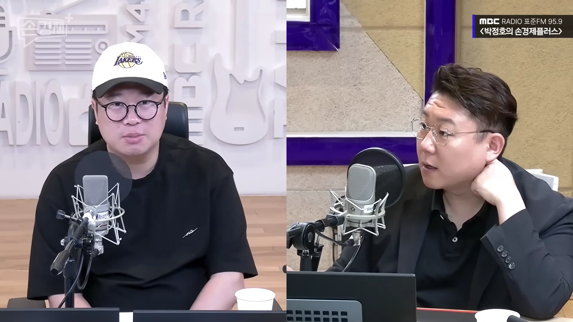 라디오 스튜디오에서 마이크 앞에 앉아 대화를 나누는 두 남성의 모습