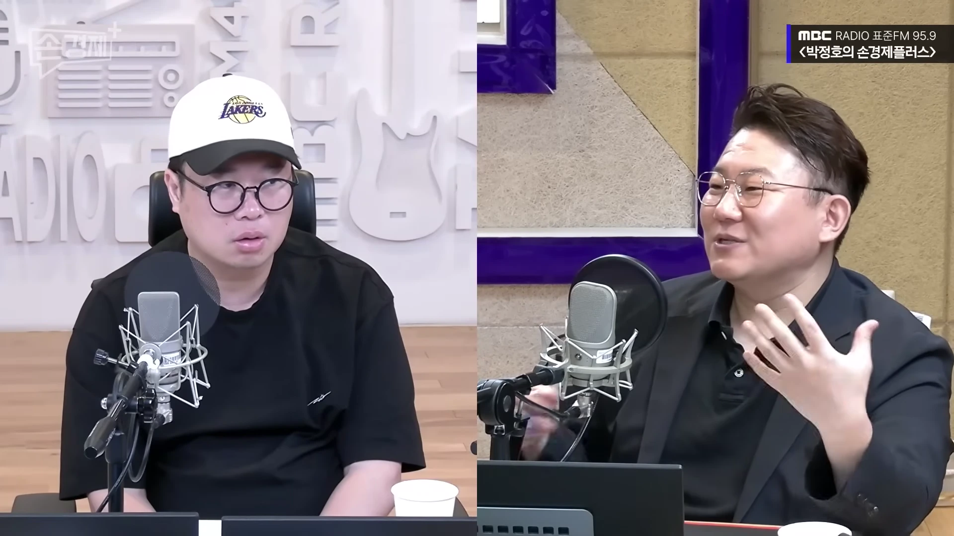 라디오 스튜디오에서 마이크를 앞에 두고 대화하는 두 남성의 모습