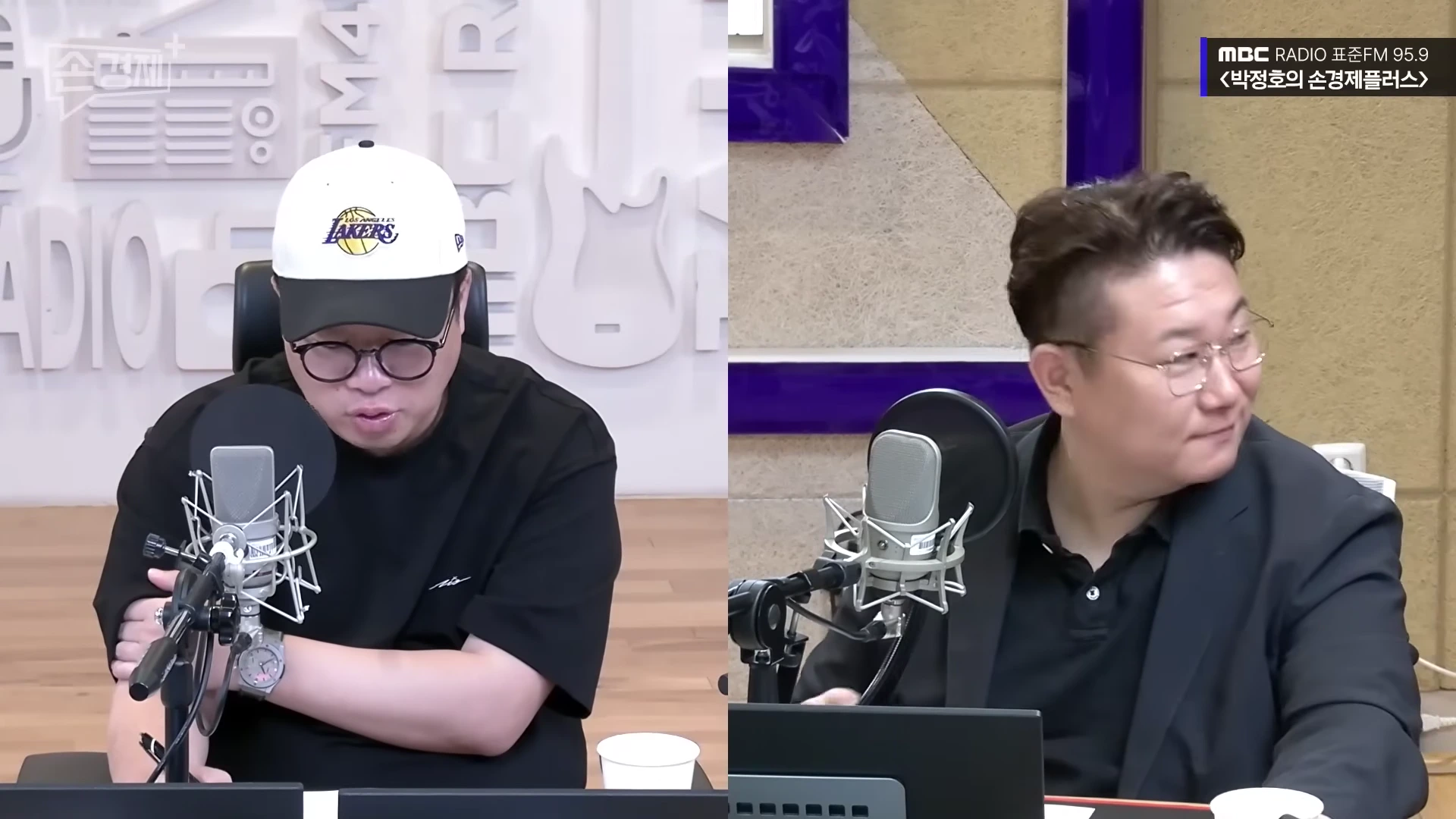 라디오 스튜디오에서 마이크 앞에 앉아 대화를 나누는 두 남성