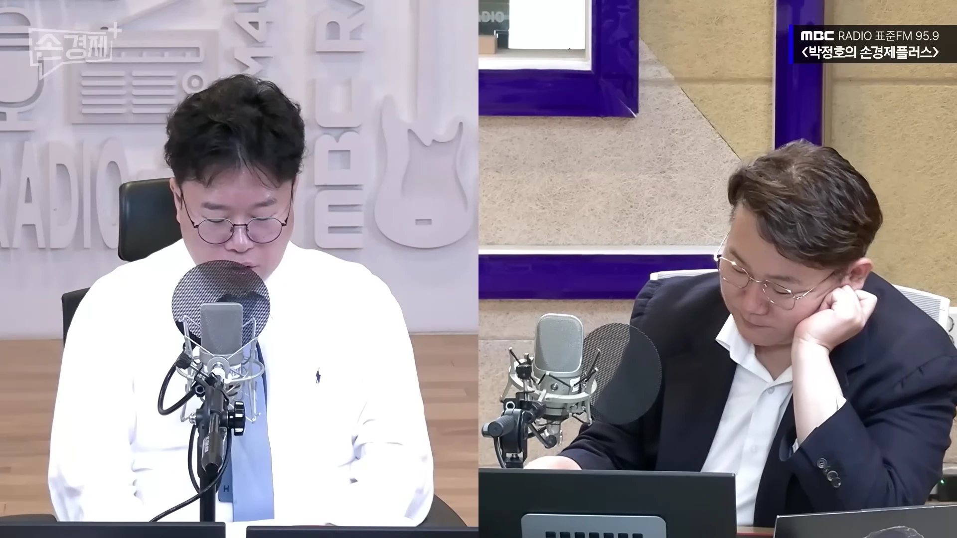 라디오 스튜디오에서 마이크 앞에 앉아 있는 안경 쓴 남성 두 명의 모습이 화면 분할로 보임