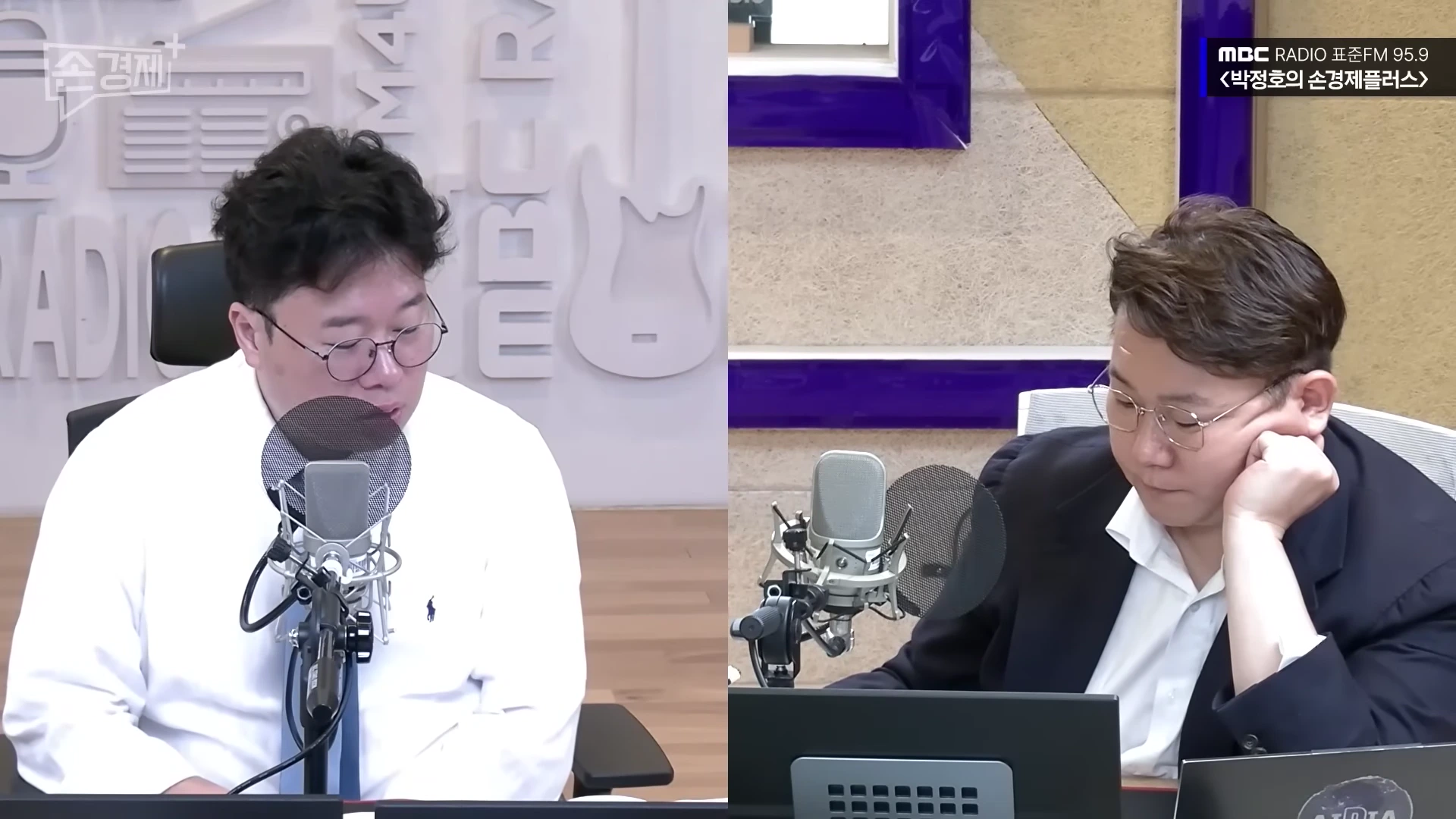 라디오 스튜디오에서 마이크 앞에 앉아 대화를 나누는 두 남성의 모습
