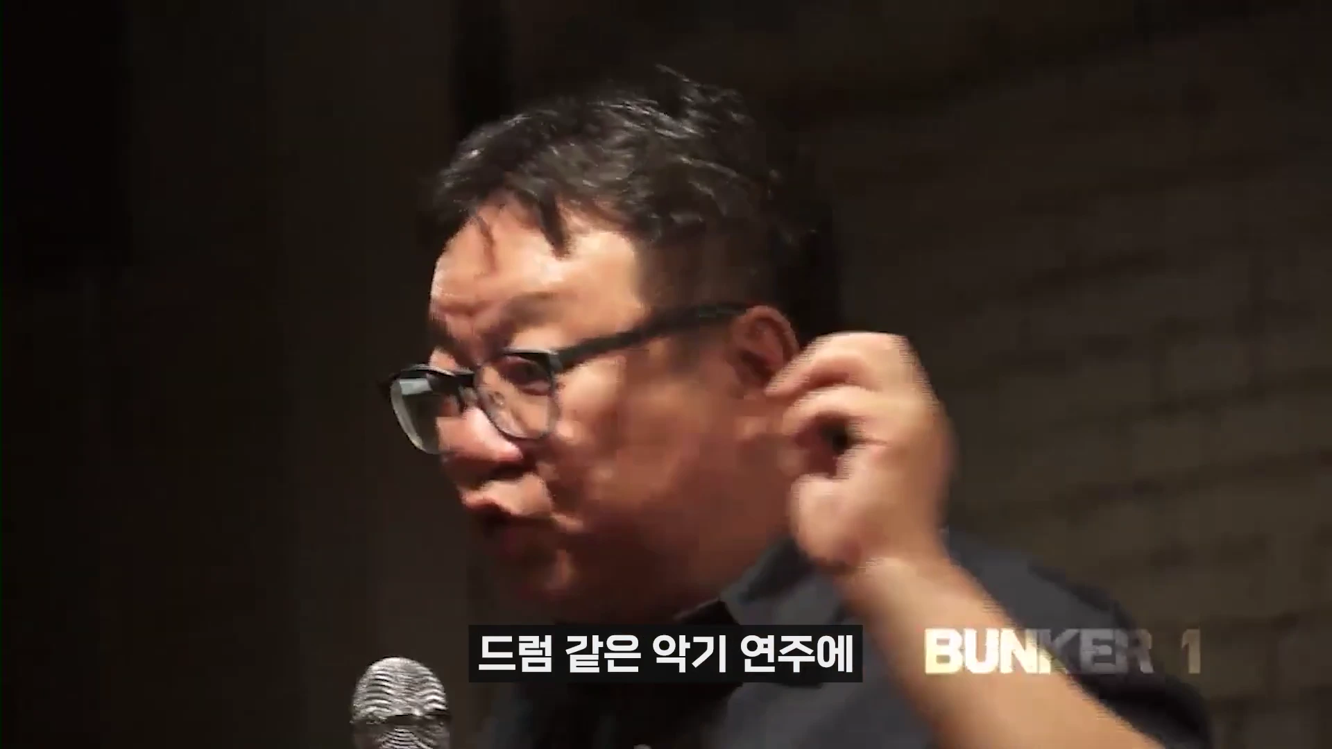 안경을 쓴 남성이 마이크를 잡고 강연하는 모습이 담긴 영상 캡처 화면