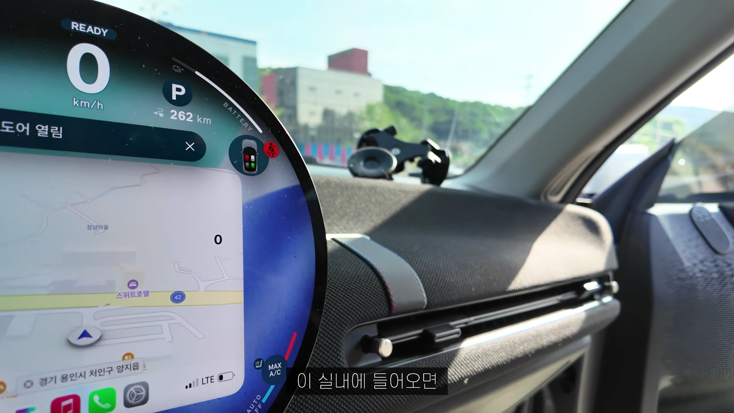 자동차 실내 대시보드 중앙에 위치한 원형 OLED 디스플레이 화면