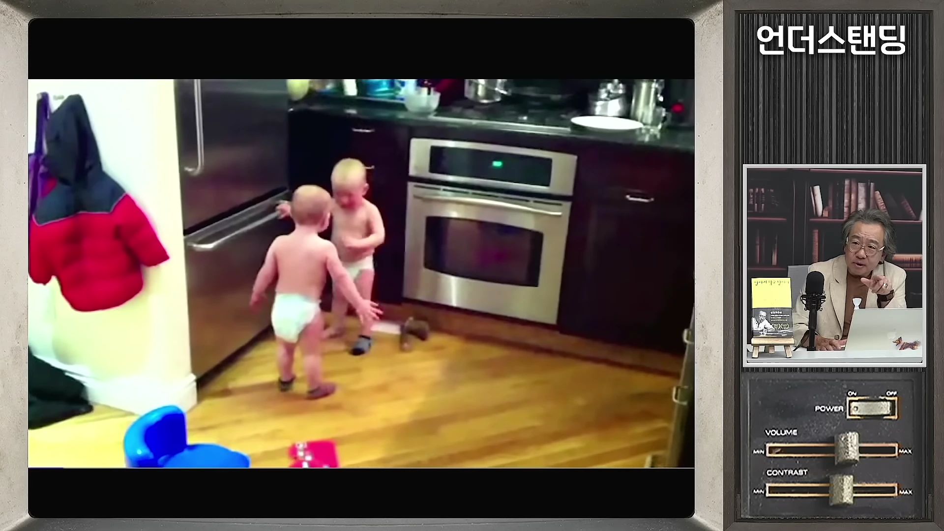 주방에서 서로 마주 보고 옹알이하며 대화하는 쌍둥이 아기들의 영상과 이를 설명하는 남성 출연자의 모습