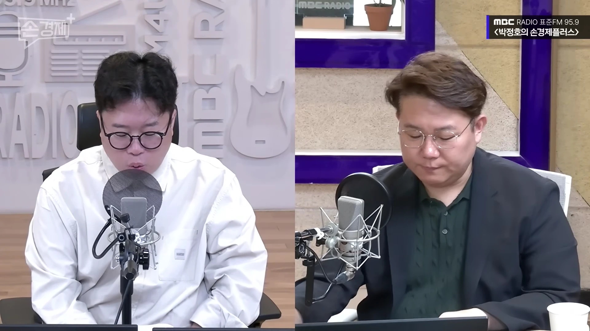 라디오 스튜디오에서 마이크 앞에 앉아 대화를 나누는 두 남성 출연자