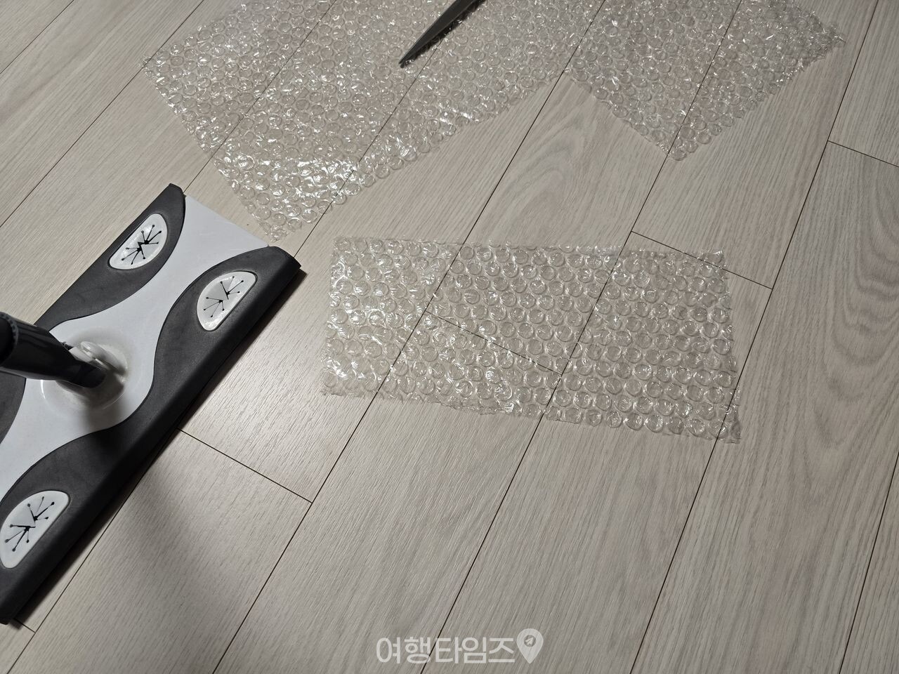 뽁뽁이 밀대 청소 활용 / 사진=여행타임즈