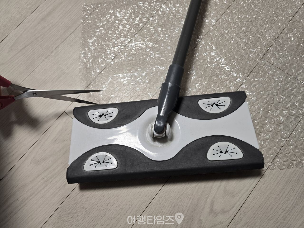 뽁뽁이 밀대 청소 활용 / 사진=여행타임즈