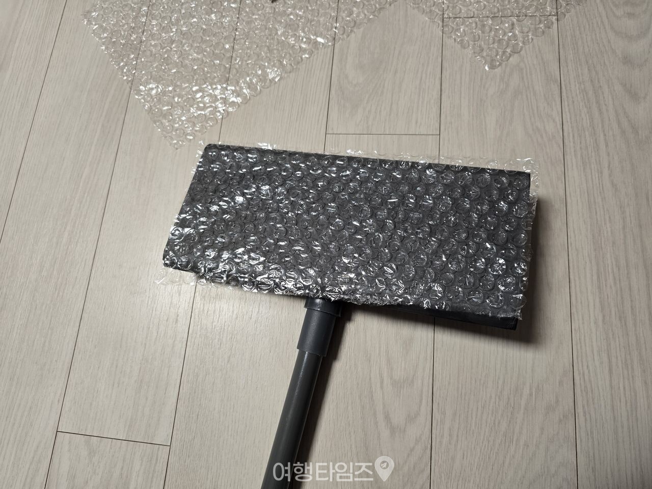 뽁뽁이 밀대 청소 활용 / 사진=여행타임즈