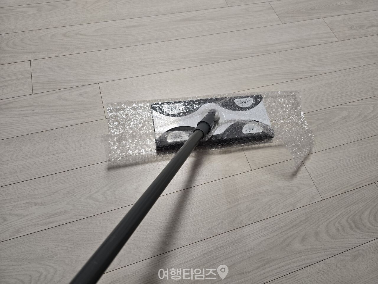 뽁뽁이 밀대 청소 활용 / 사진=여행타임즈
