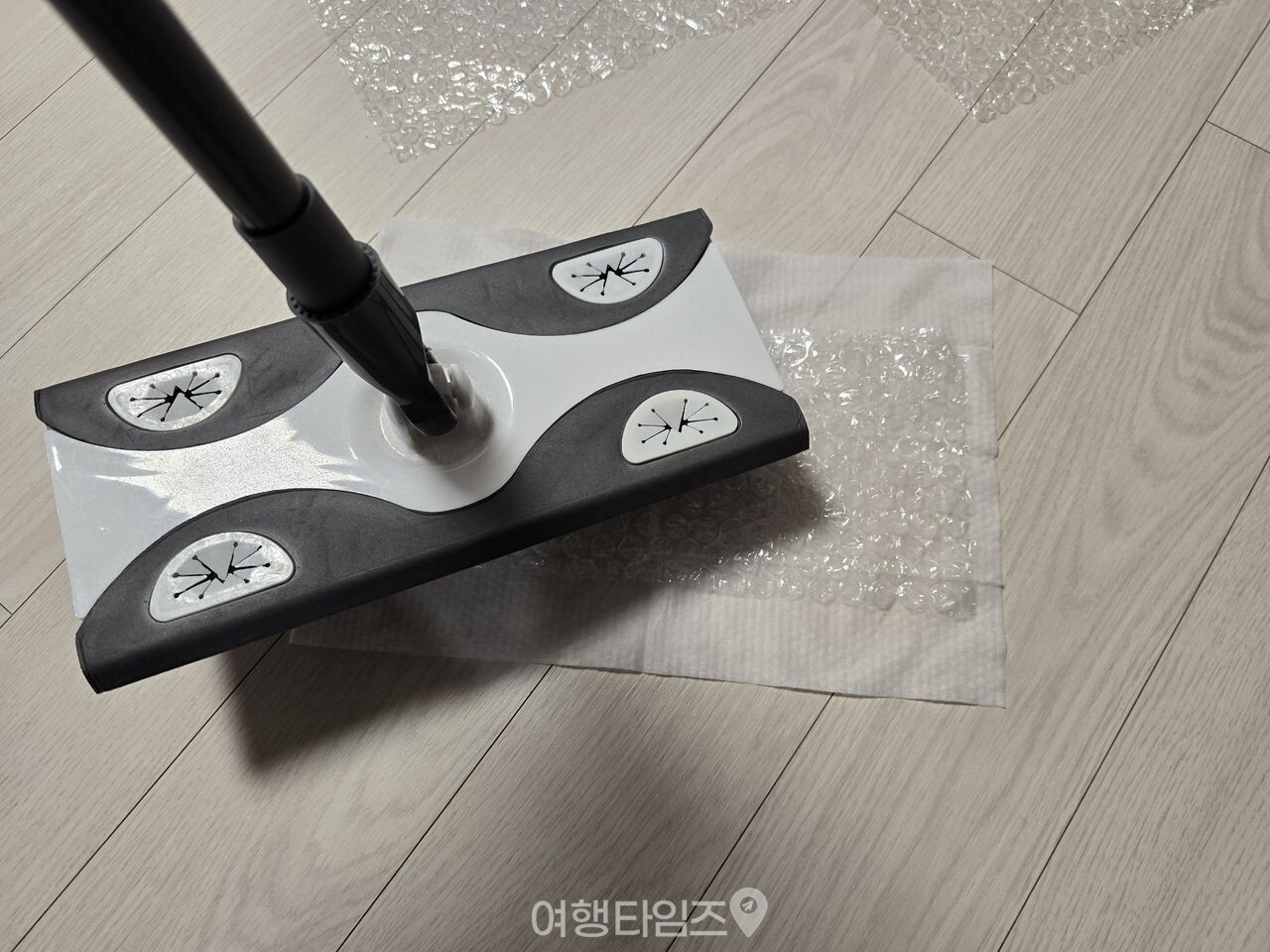 뽁뽁이 밀대 청소 활용 / 사진=여행타임즈