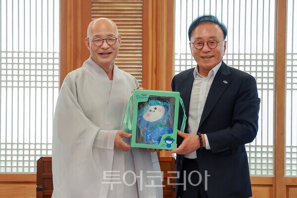 2026여수세계섬박람회 박수관 조직위원장은 지난 24일 서울 조계사를 방문해 대한불교조계종 총무원장 진우 스님과 면담했다.  사진은 조계종 총무원장 진우스님과 여수세계섬박람회 박수관 조직위원장./사진 제공-여수세계섬박람회 조직위원회