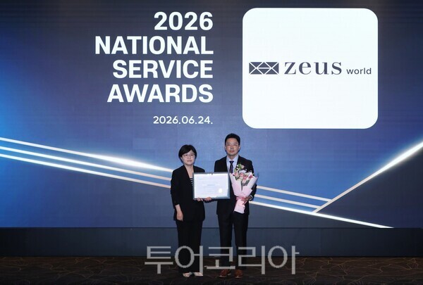 지난 24일 열린 2026 국가서비스대상 시상식에서 하나투어 경정균 테마국내사업부서장(오른쪽)이 하수경 심사위원장(서울과학종합대학원대학교 교수)과 기념촬영을 하고 있다 /사진-하나투어