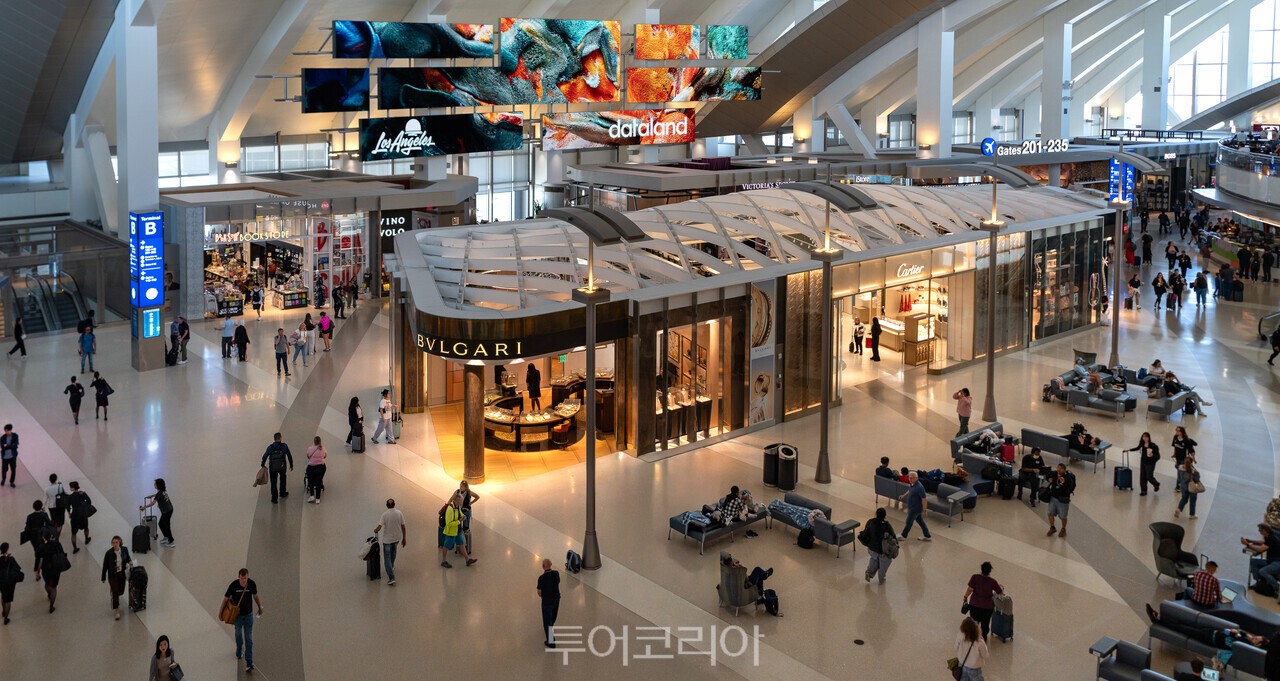 데이터랜드 특별 전시 중인 LA국제공항 청사 내부 전경 /사진 제공- 로스앤젤레스관광청