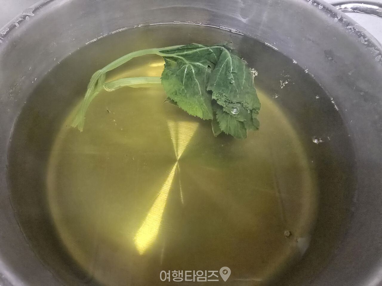 호박잎 데친 물 설거지 / 사진=여행타임즈