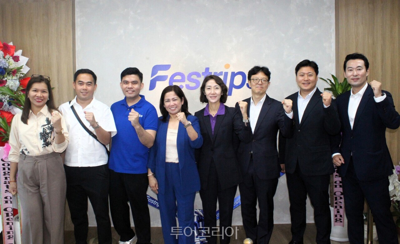 지난 3일 필리핀 마닐라에서 진행된 페스트립(Festrip) 오픈식에서 하나투어 송미선 대표(오른쪽에서 네 번째)가 아보엑스 카렌 S. 산토스 대표(왼쪽에서 네 번째) 및 양사 관계자들과 함께 사진 촬영을 하고 있다 /사진- 하나투어