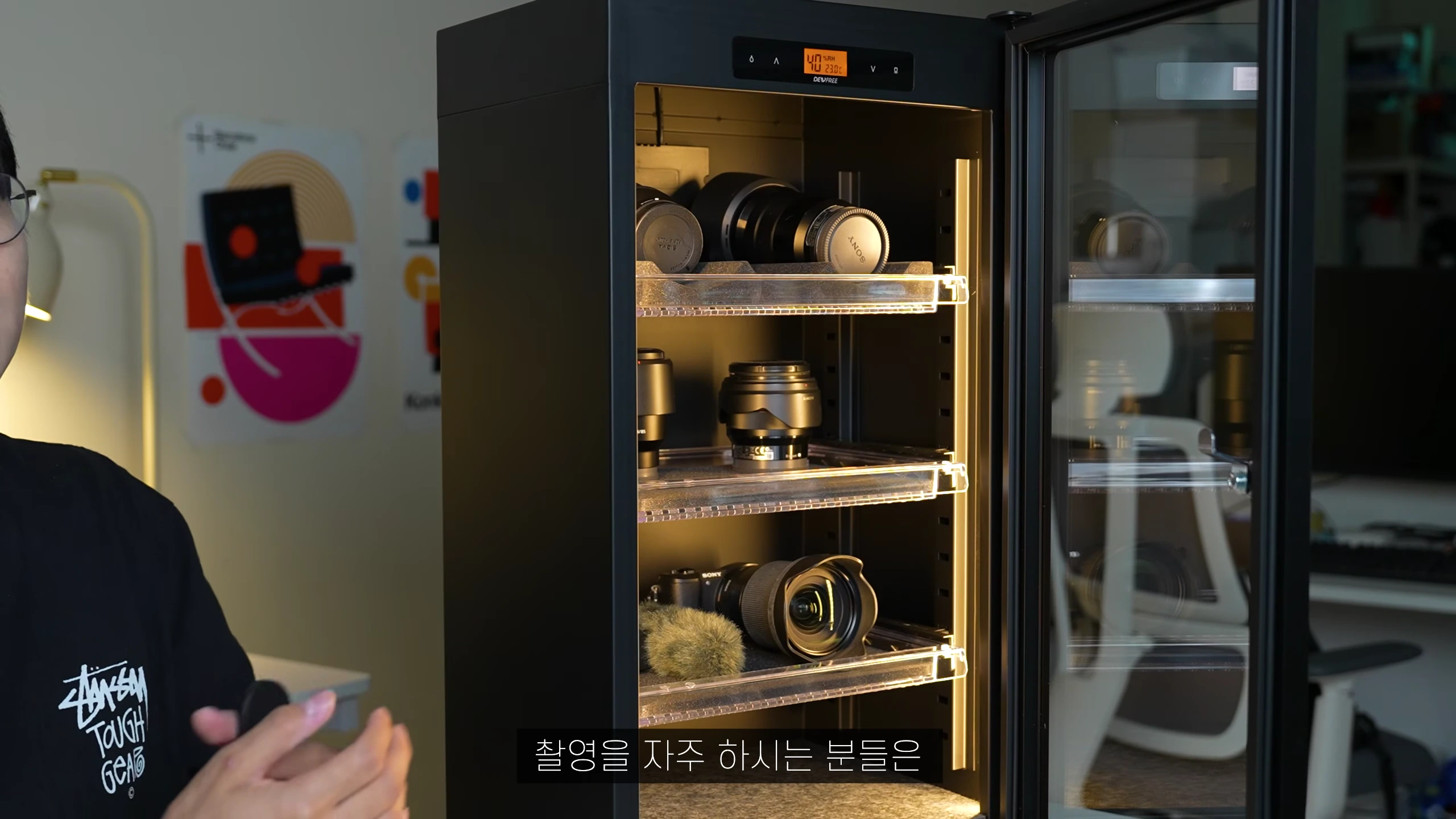 카메라 제습함 내부의 LED 조명이 켜져 렌즈들이 전시된 듯한 모습
