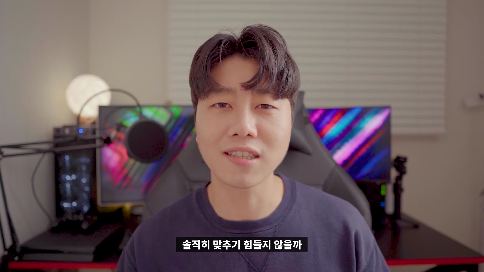 카메라를 정면으로 응시하며 이야기하는 남성 유튜버의 모습