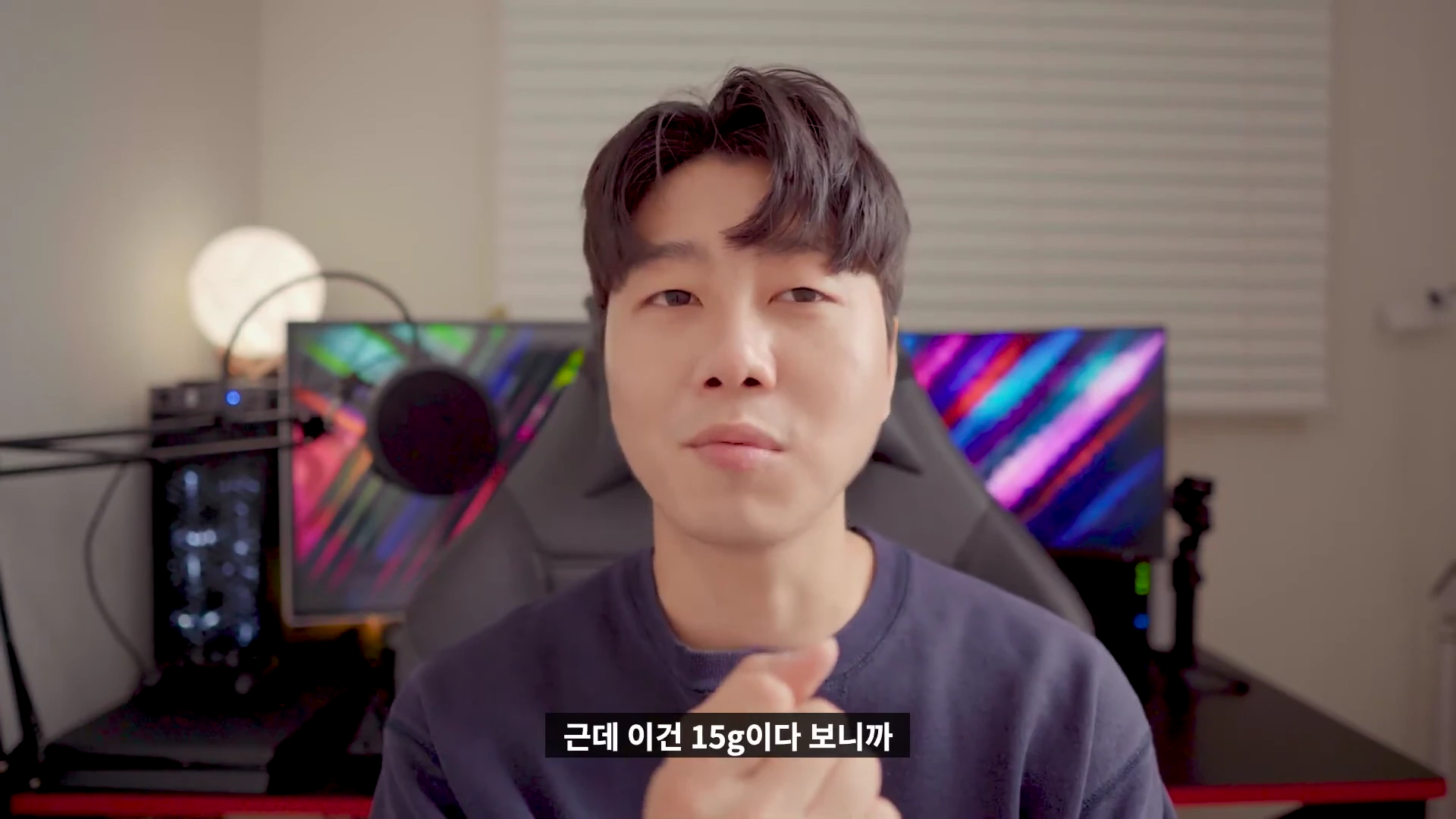 실내에서 한 남성이 카메라를 보며 무선 마이크 제품에 대해 설명하고 있는 영상 화면