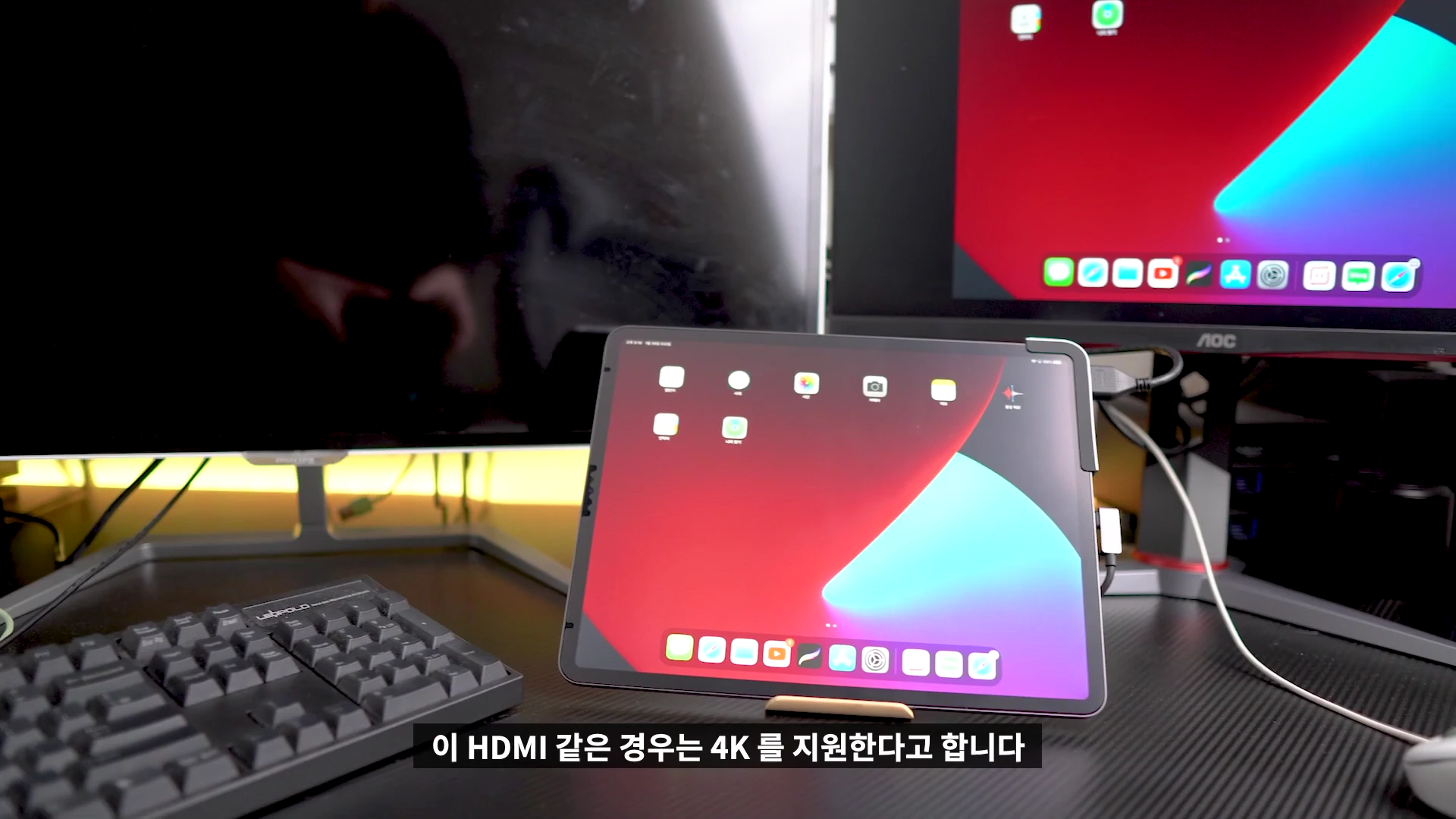 아이패드 측면에 일체형 C타입 허브가 장착되어 모니터와 연결된 책상 위 모습