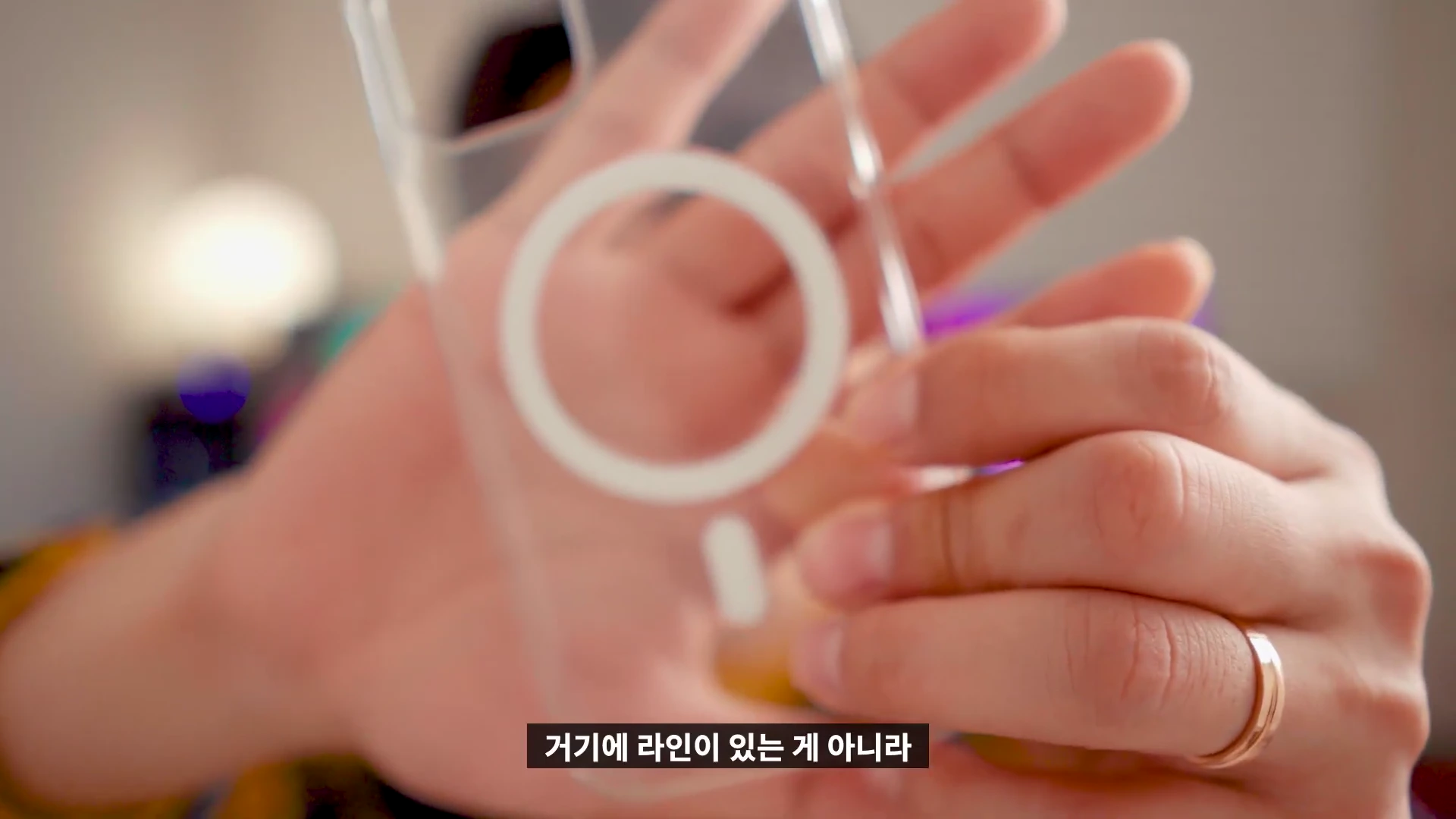 손으로 투명한 맥세이프 케이스를 들고 있는 모습