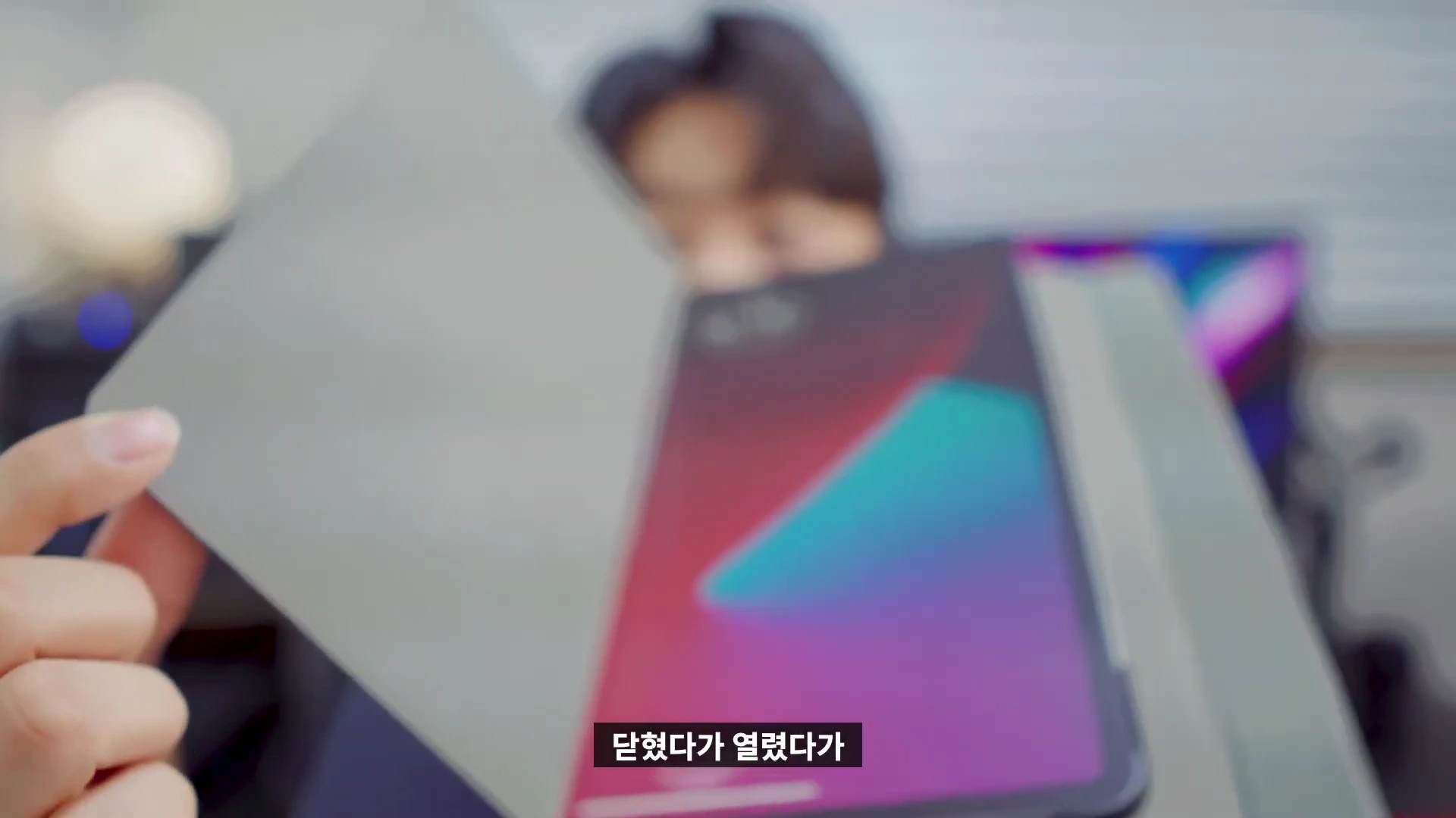 손으로 아이패드 케이스 커버를 여닫으며 스마트 커버 기능을 보여주는 모습