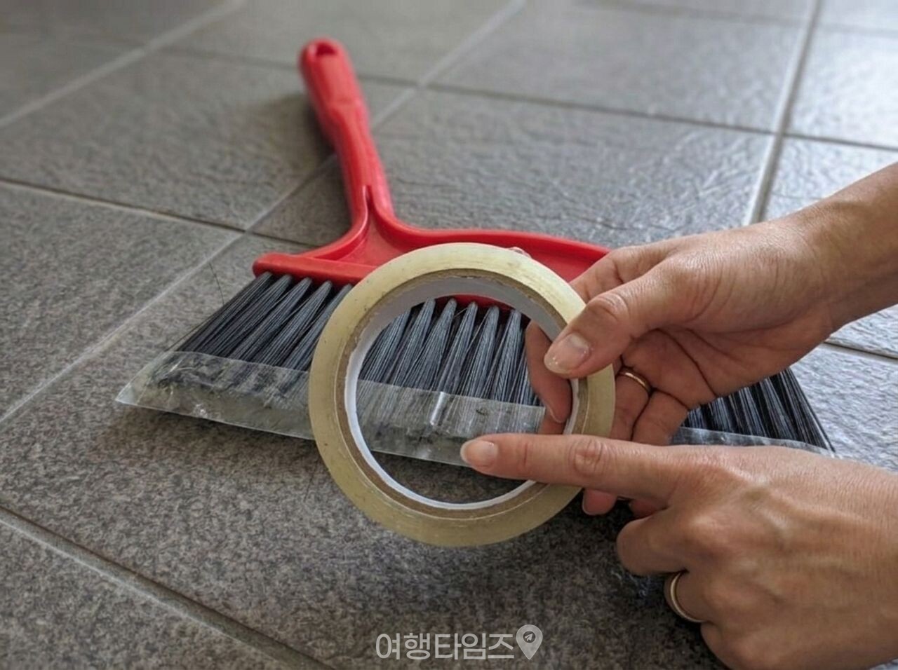 빗자루 테이프 / 사진=여행타임즈