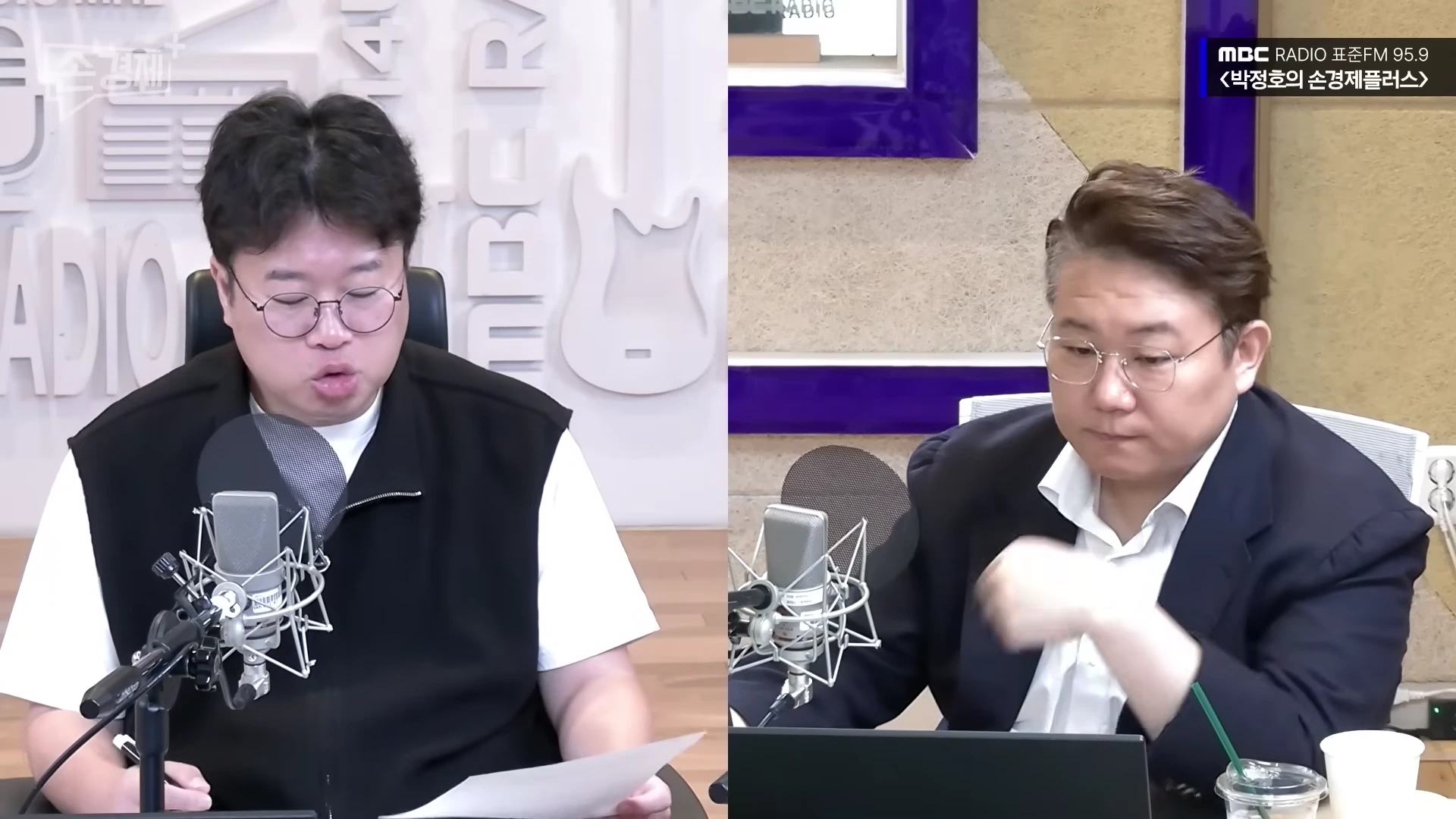 라디오 스튜디오에서 마이크 앞에 앉아 대화 나누는 두 남성