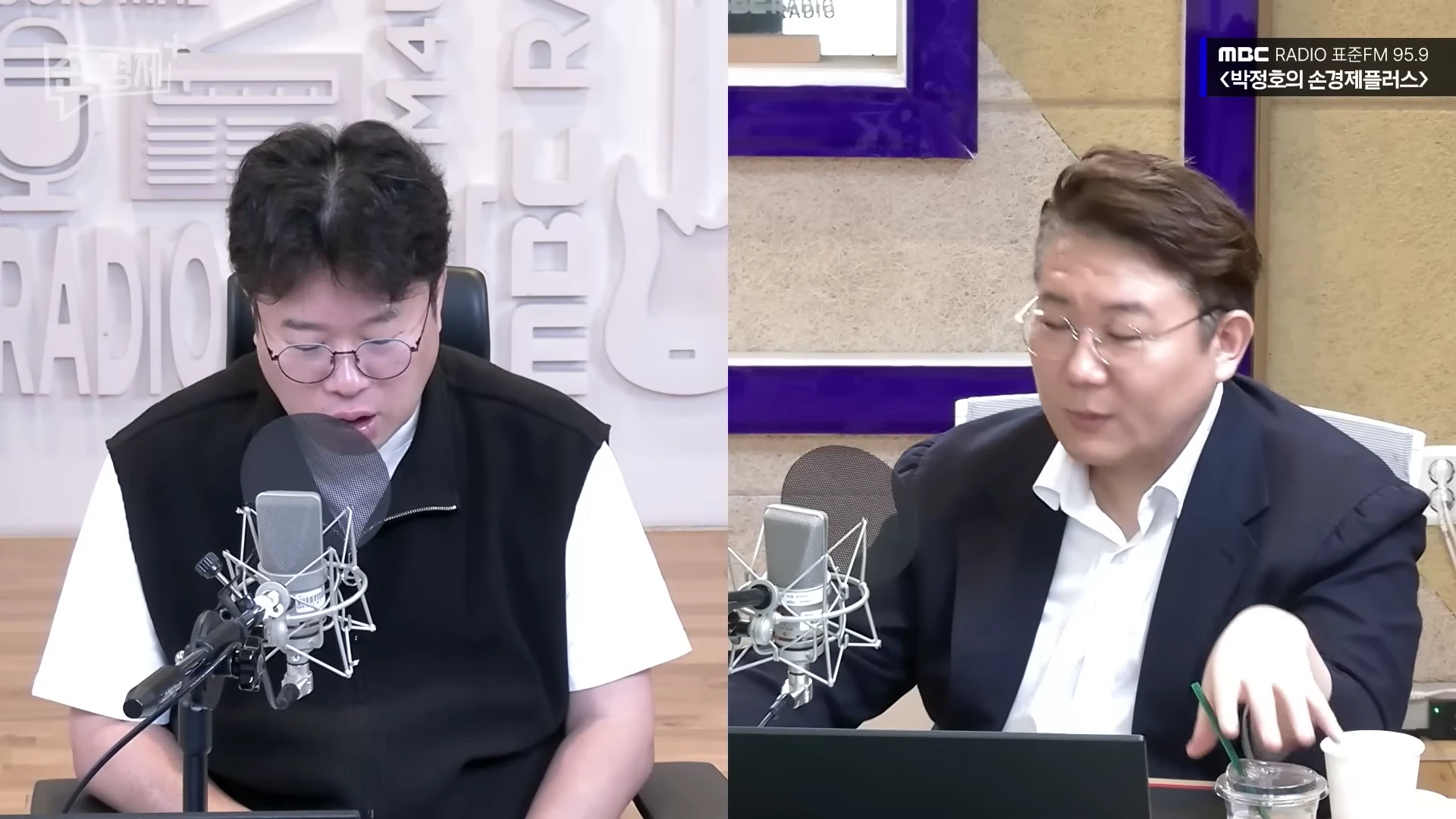 라디오 스튜디오에서 마이크 앞에 앉아 대화 중인 두 명의 남성 출연자