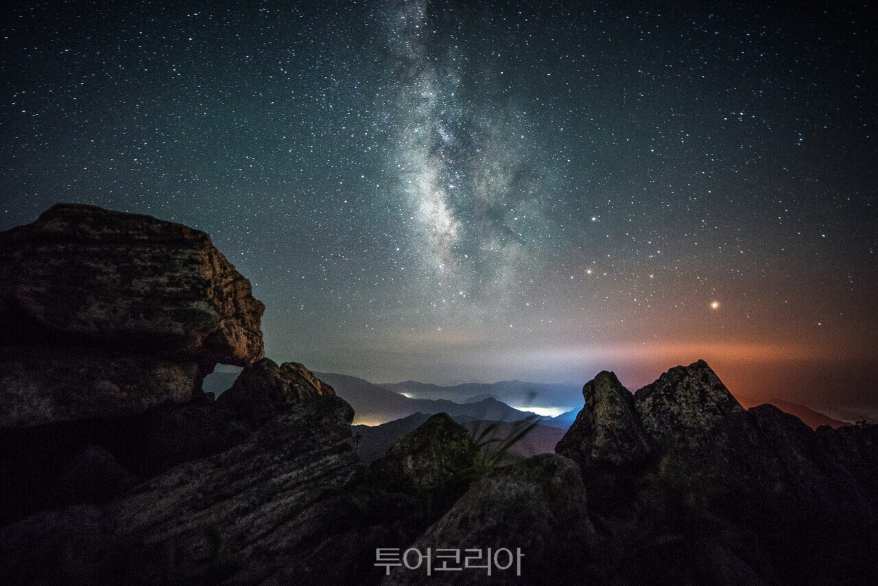 함백산 밤하늘을 가득 채운 은하수. 열대야 없는 태백의 여름은 별빛 아래 걷는 특별한 추억을 선물한다. ⓒ태백시