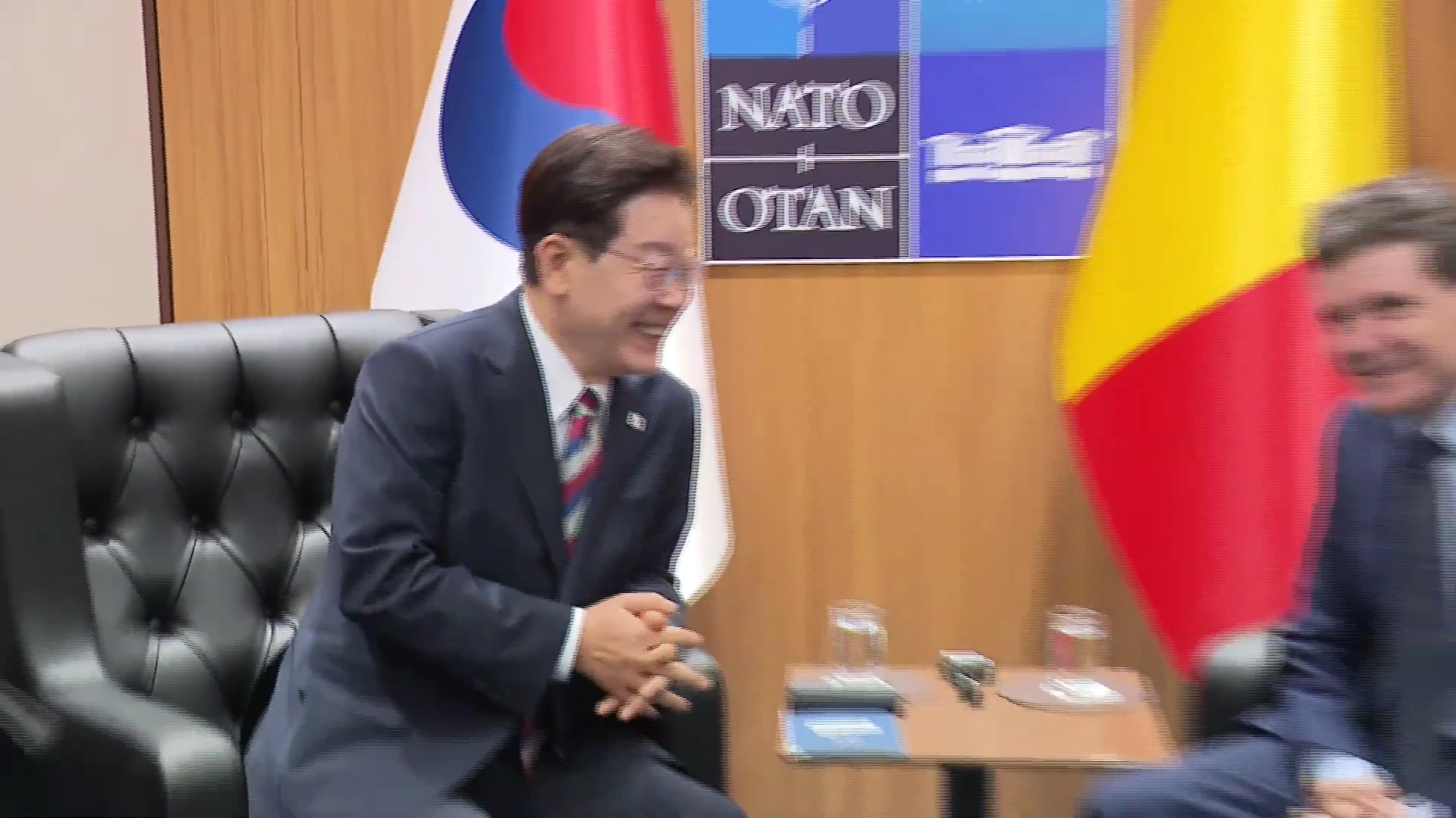 두 정상이 회담장에서 밝게 웃으며 대화하고 있는 모습