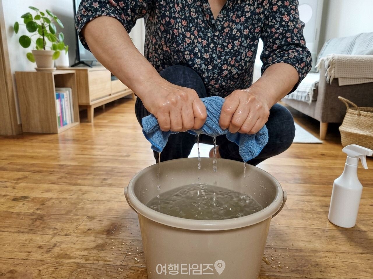바닥 청소 / 사진=여행타임즈