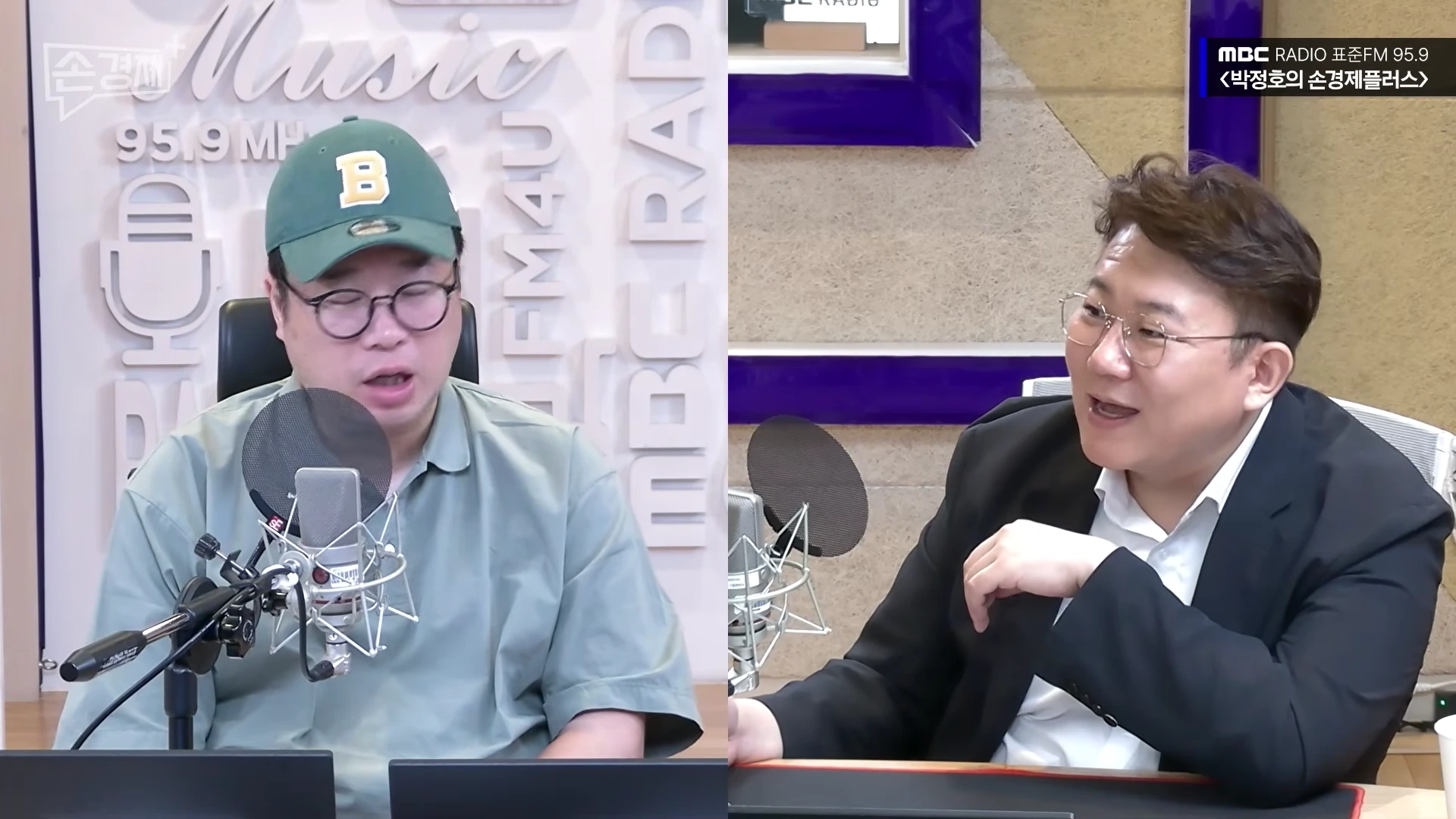 라디오 방송 스튜디오에서 마이크를 앞에 두고 대화를 나누는 두 남성의 모습이 화면 좌우로 나뉘어 있습니다.