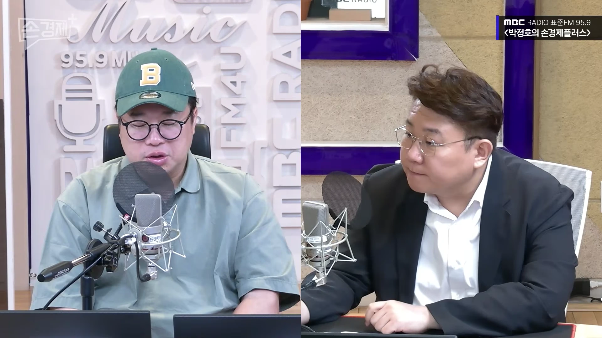 두 사람이 마이크가 설치된 라디오 스튜디오에서 대화를 나누는 모습으로 화면이 좌우로 분할되어 있다.