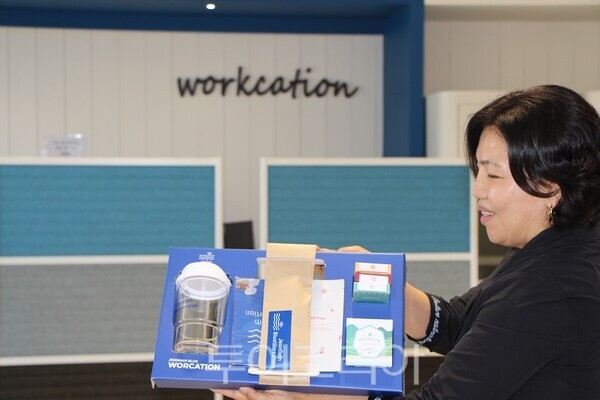 여수 워크케이션(Workcation) 방문 고객에게 전할 기념품을 들고 있는 김영식 청개구리 여수 워크케이션 센터장