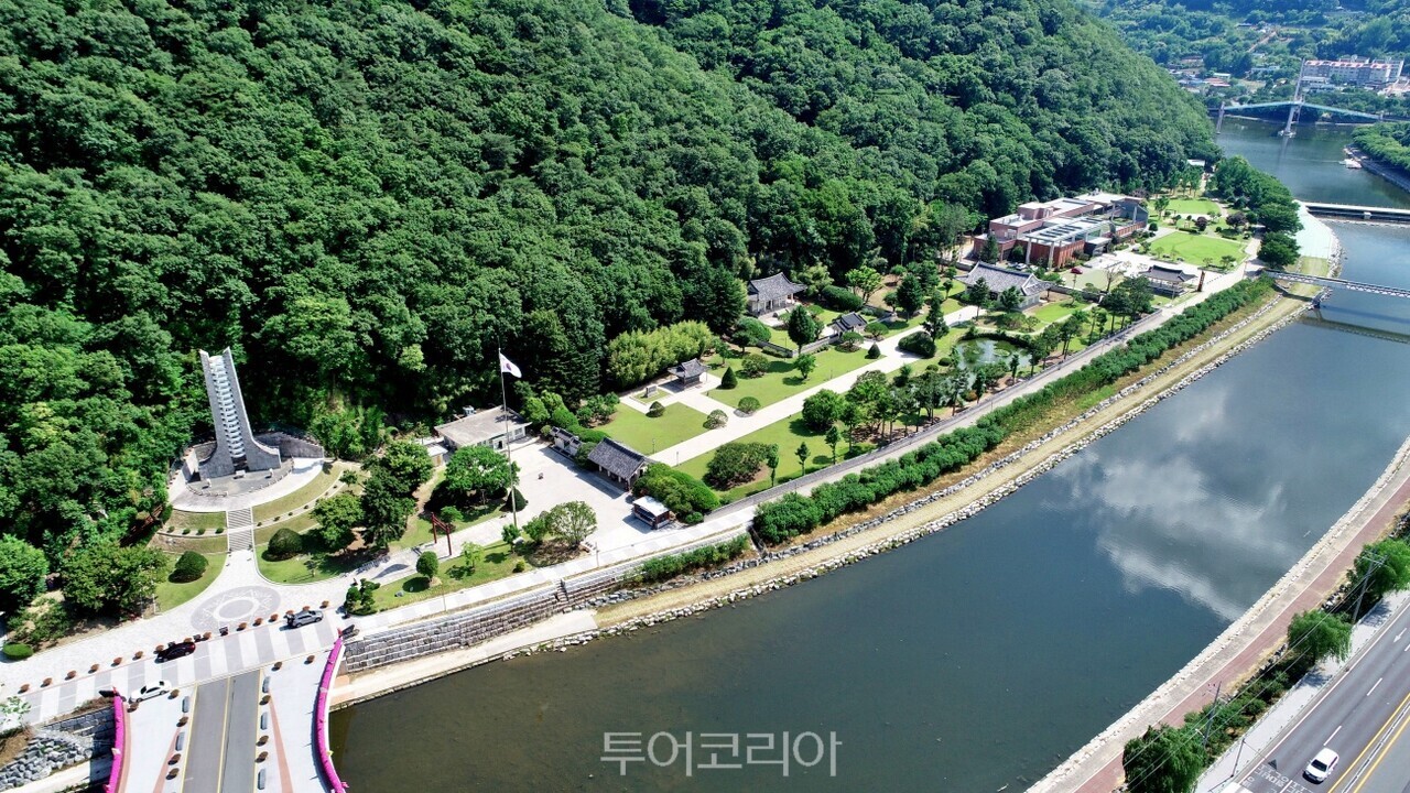  충익사 의병탑 / 서잔-의령군