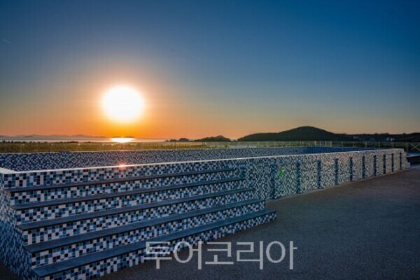 영종도 을왕리해수욕장 인근에 새롭게 오픈한 ‘인천조탕(仁川潮湯)’. 은 루프탑에서 바라본 전경/사진-인천시
