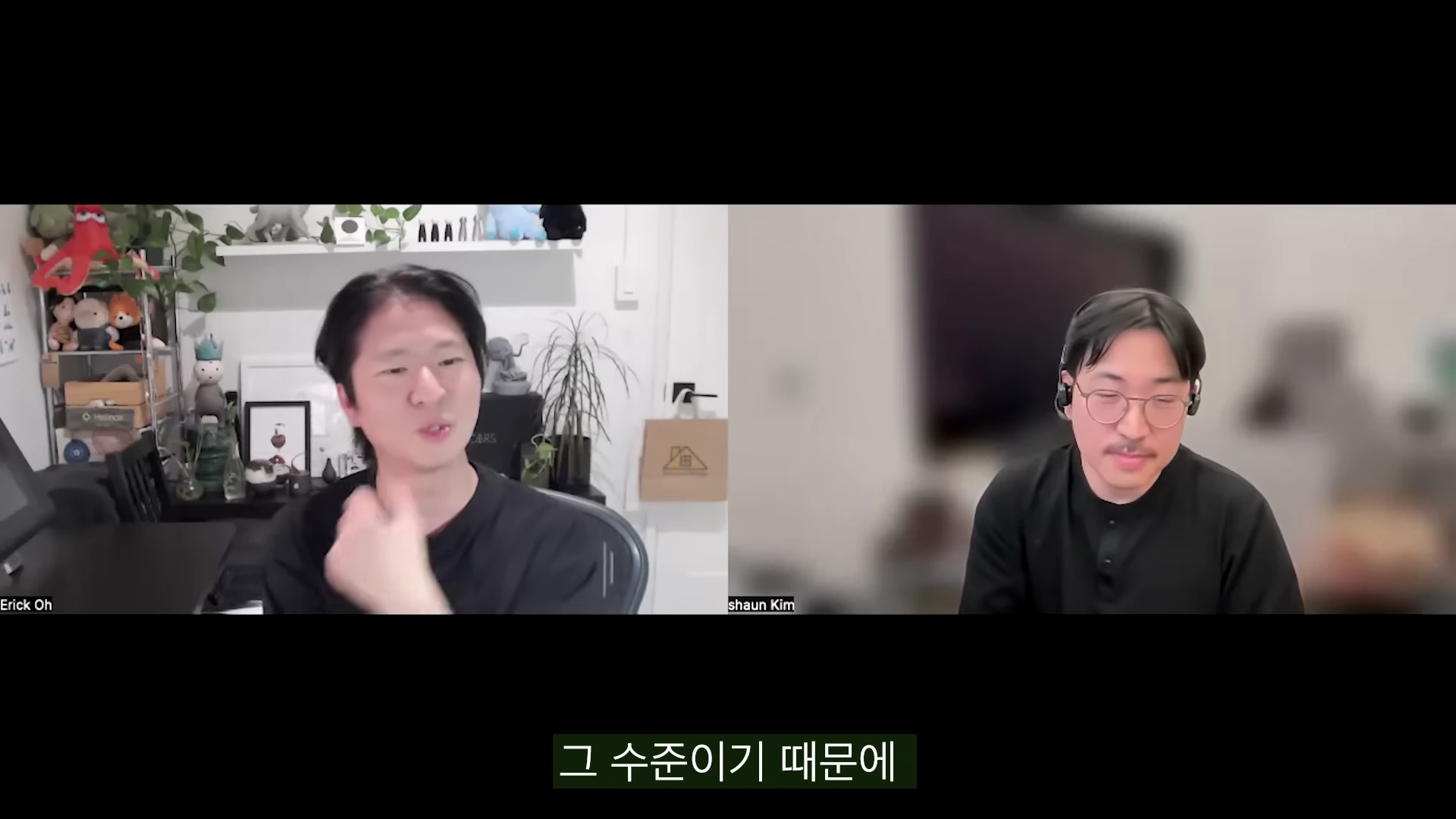 화면이 이분할된 영상 인터뷰 장면으로 왼쪽에는 애니메이션 캐릭터 피규어들이 선반에 진열된 방에 앉은 남성이, 오른쪽에는 헤드셋을 착용한 남성이 영상 통화로 대화를 나누고 있다.